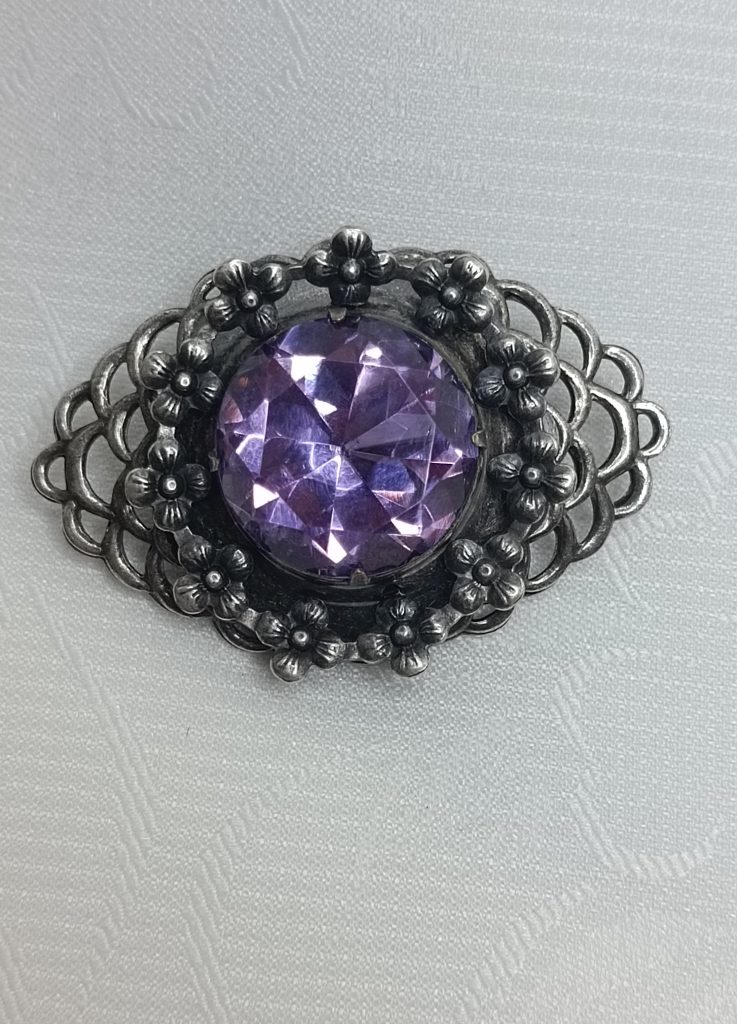 Брошь с аметистовым стеклом, серебрение