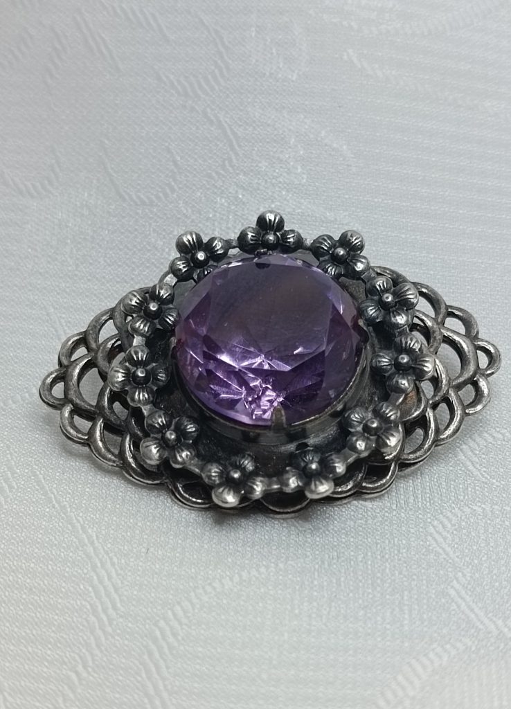 Брошь с аметистовым стеклом, серебрение