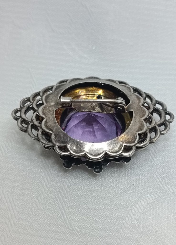 Брошь с аметистовым стеклом, серебрение