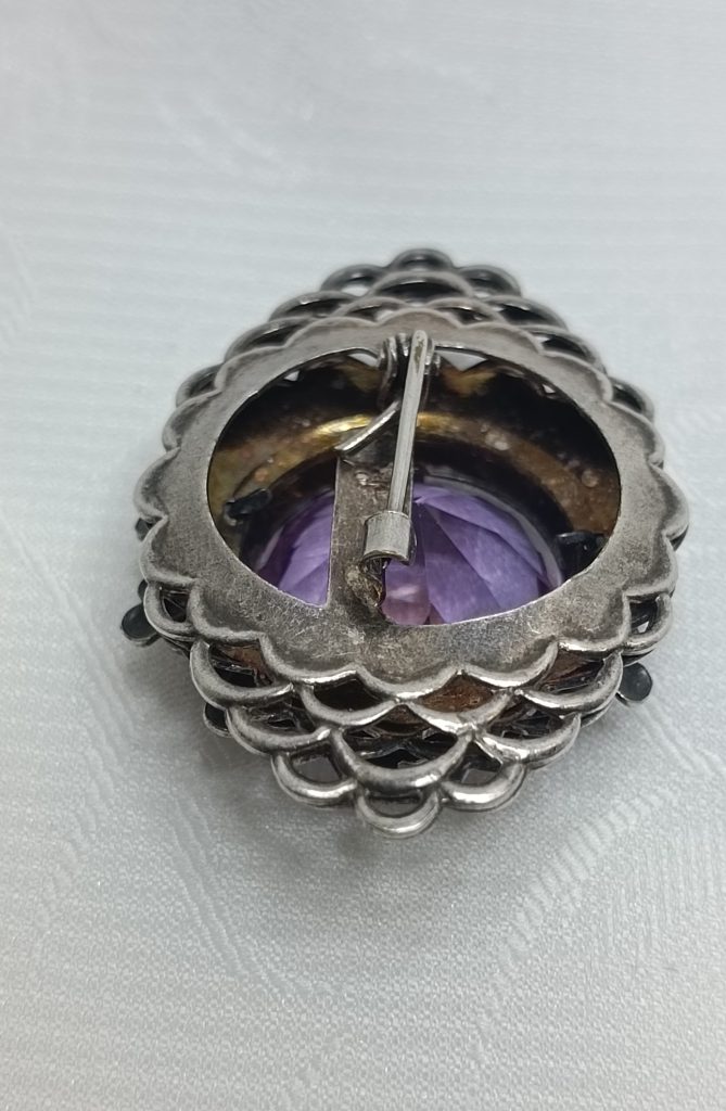 Брошь с аметистовым стеклом, серебрение