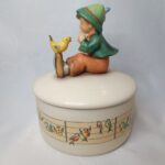 Музыкальная шкатулка "Мальчик с канарейкой", m.i. hummel, фарфор, роспись, goebel, Германия, 1995г.