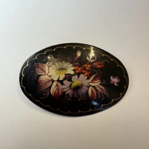 Брошь с цветочным декором