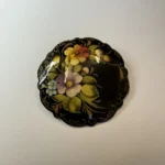 Брошь с цветочным декором