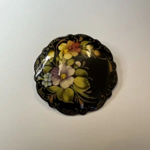 Брошь с цветочным декором