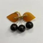 Брошь Вишни янтарь 1990г
