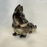 Скотч терьер справа